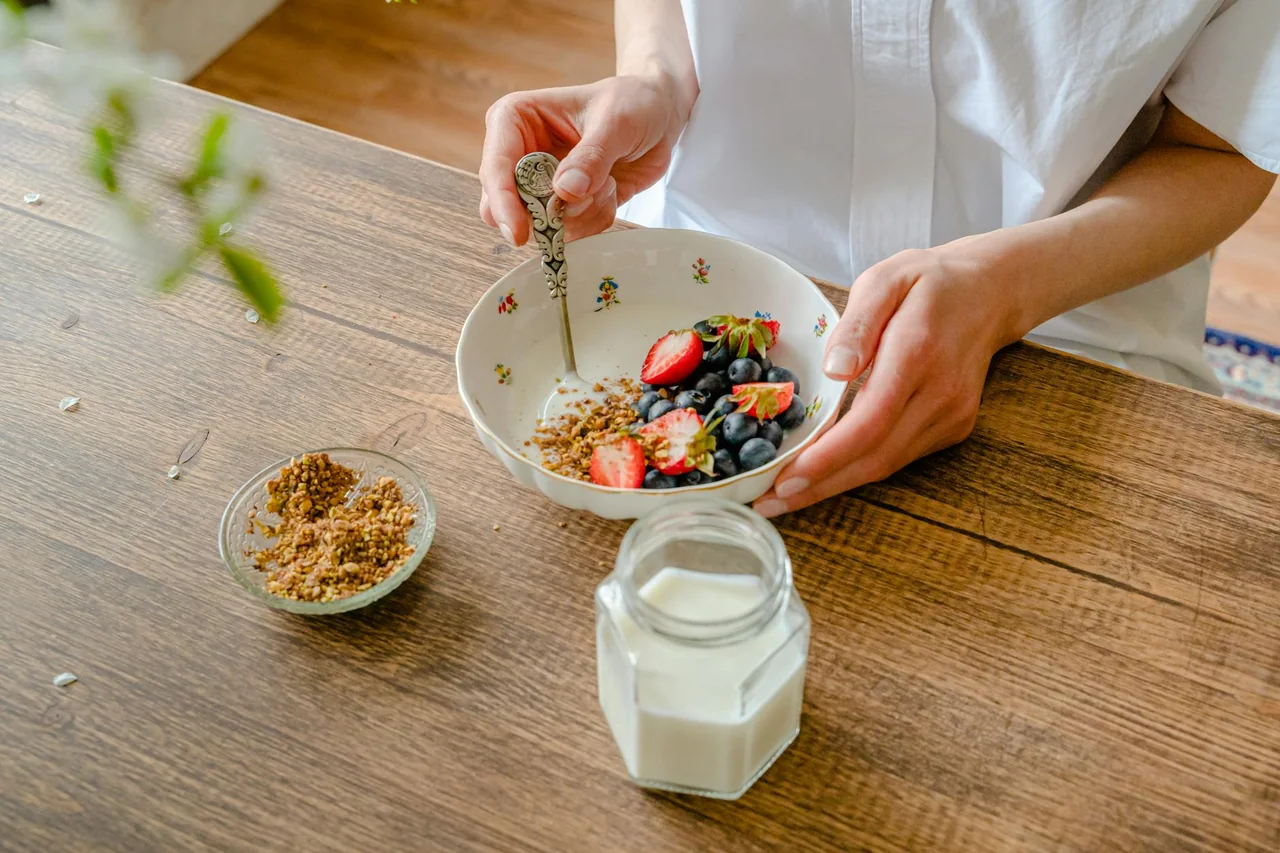 Toast, yogurt, and berries laid out as a light pre-workout meal